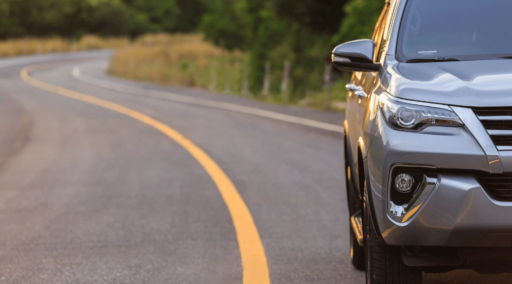 Imagem de carro na estrada para ilustrar o artigo sobre pedágio na BR 287