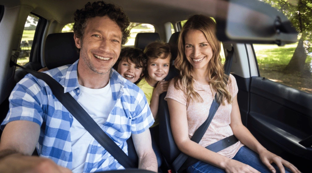 Imagem de família viajando de carro para ilustrar artigo sobre pedágio na rodovia pedro eroles