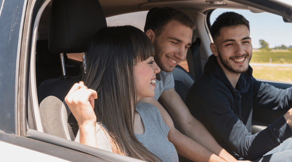 Imagem de 3 jovens em viagem de carro para ilustrar artigo sobre free flow RS