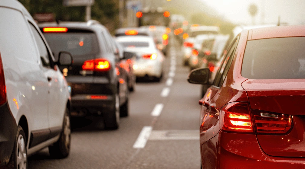 Imagem de uma via cheia de carros para ilustrar artigo que responde à dúvida: multa de radar cai na hora?