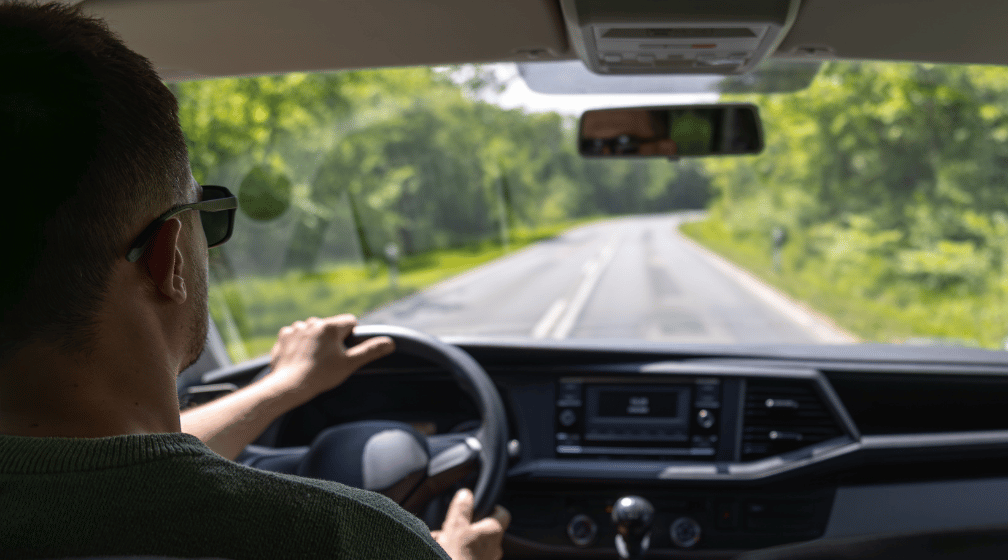 Foto de um motorista dirigindo por uma rodovia para ilustrar artigo sobre pedágio da ERS-122