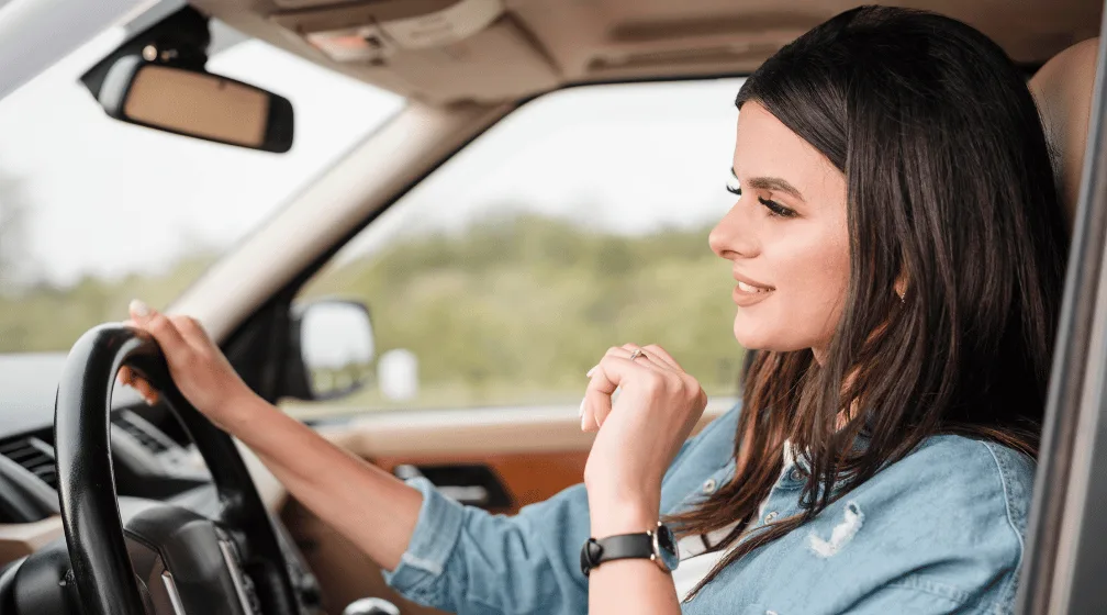 Imagem de mulher jovem ao volante para ilustrar artigo sobre seguro auto